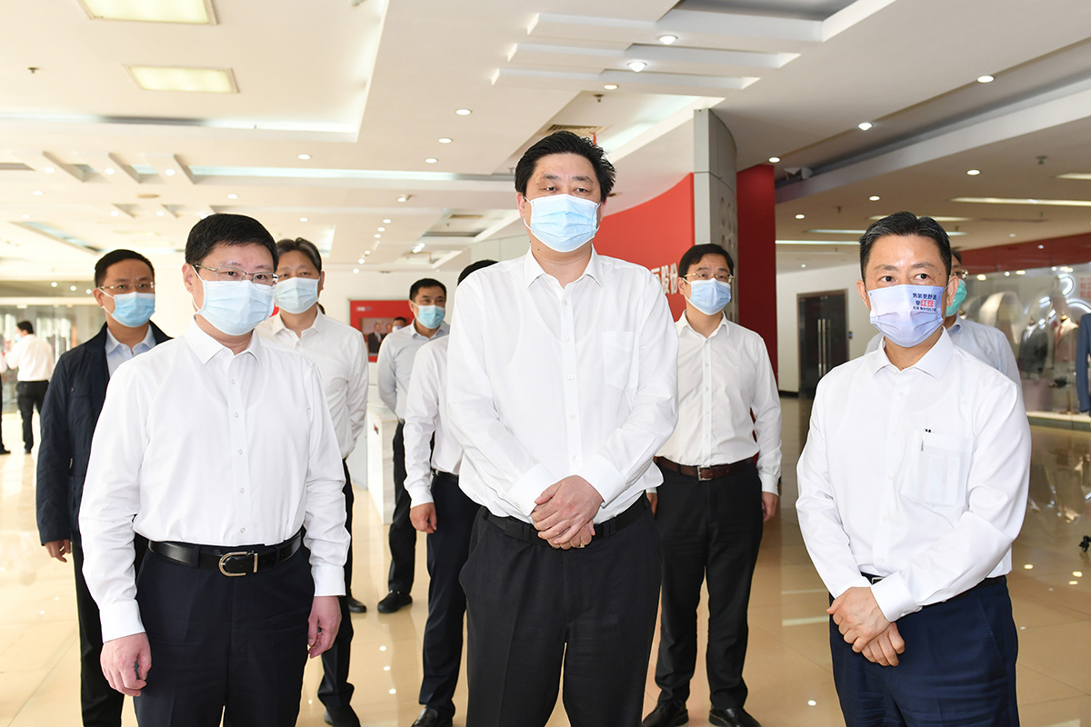 4月12日，無錫市市長趙建軍帶隊深入紅豆集團，專題調研疫情防控和復工復產工作。